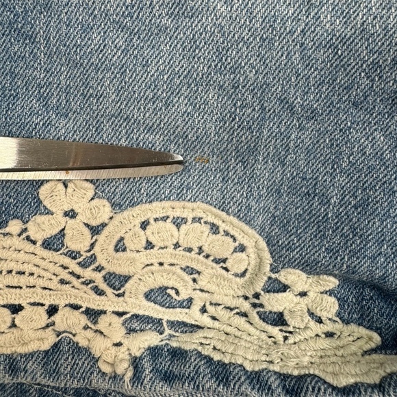 Bdg Lace Embroidered Erin Jean Shorts Womens Size 25 Light Wash High Rise - Picture 9 of 11